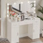 Bureau de coiffeuse 47,2 po avec grand miroir, 3 modes d'éclairage couleur, luminosité réglable, commode avec 3 tiroirs et 2 armoires verticales, coiffeuse pour femmes et filles-237880056