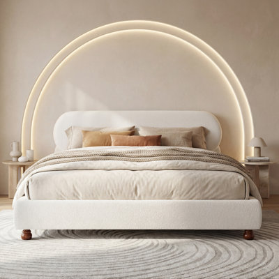 Lit tapissier moderne grand avec tête de lit à oreilles courbée, cadre de lit plateforme avec pieds en bois d'hévéa massif, crème