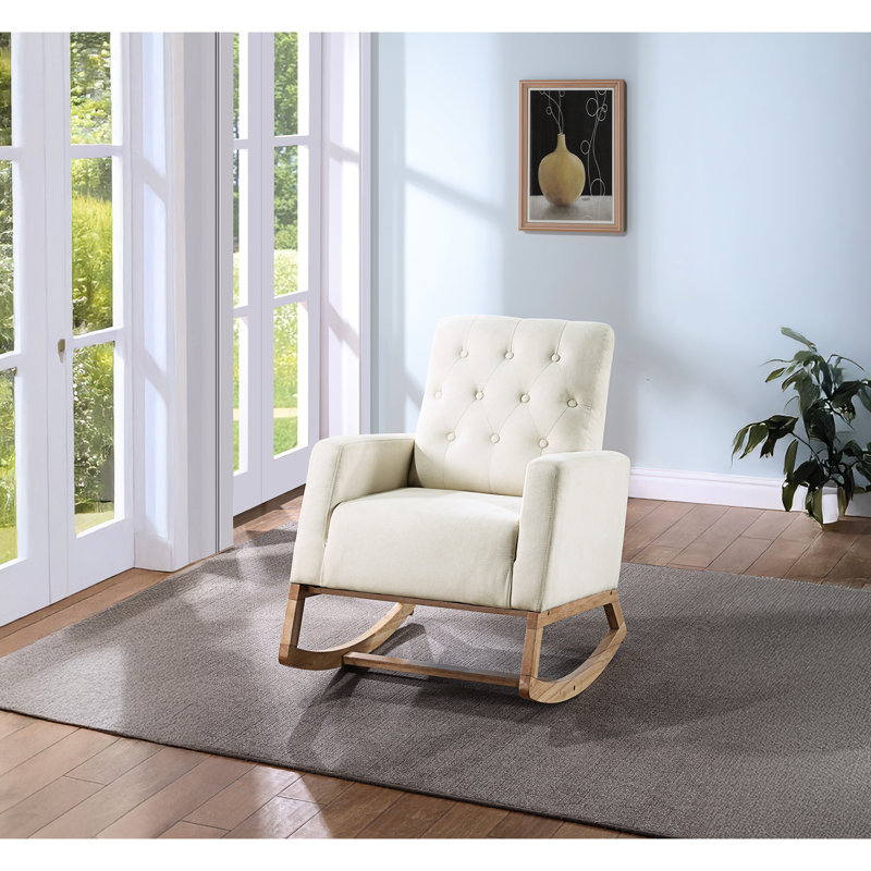 Détendez-vous avec style grâce à cette chaise berçante beige et crème et au dossier rempli de mousse de couleur charmante
