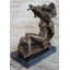 Sculpture Frio Venus reposant sur la lune