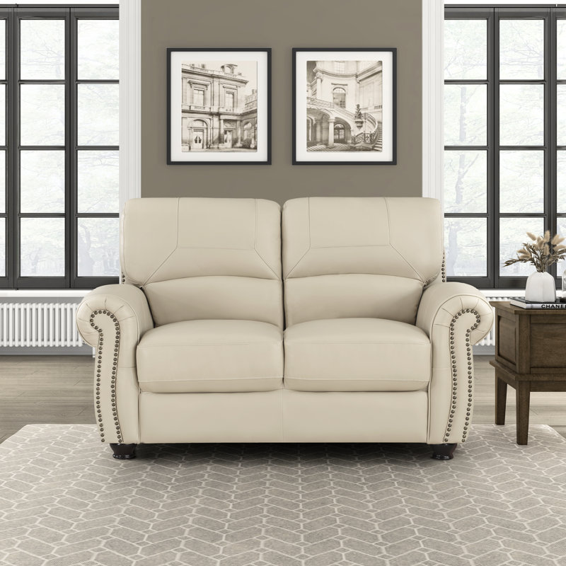 Causeuse Neoga de 62,5 po en cuir de qualité supérieure avec garniture cloutée sophistiquée et silhouette classique