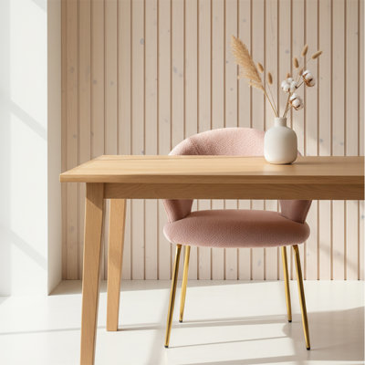 Chaise rembourrée moderne et élégante avec pieds en métal doré