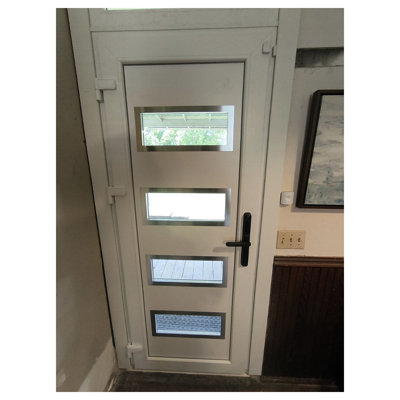Porte d'entrée extérieure prémontée en PVC-U, finition métal-plastique, Manux 8113, blanc soyeux, avec imposte et panneaux latéraux, pour bureaux, commerces et habitations. Convient aux portes d'entrée, patios et garages. Dimensions : 48 x 94 po (L 36 + 12 po x H 80 + 14 po). Ouverture à gauche vers l'intérieur.