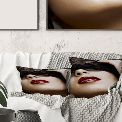 Portrait de femme moderne avec masque, housse de coussin carré et insert