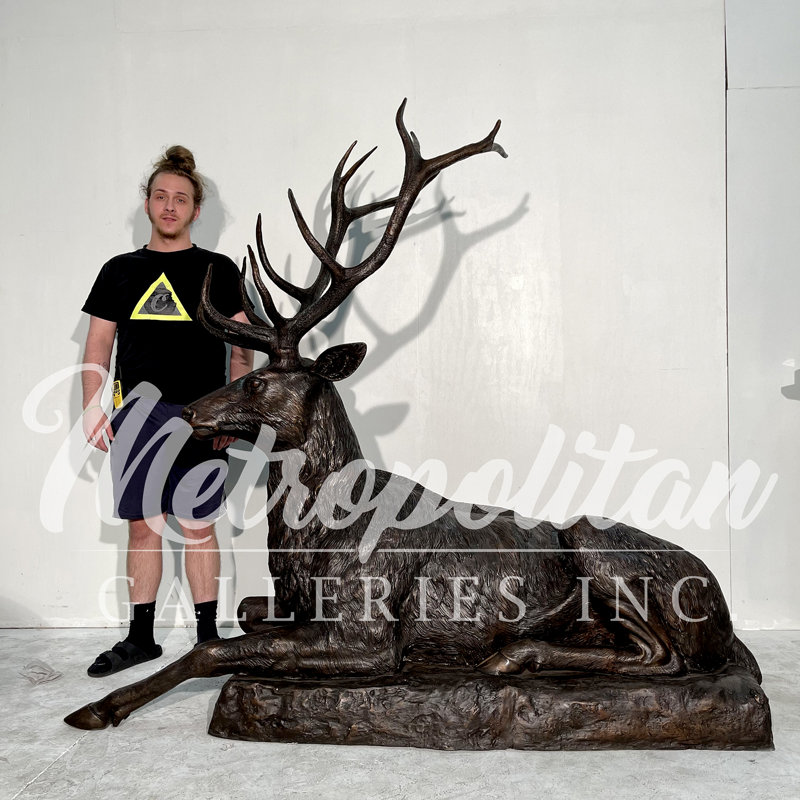 Sculpture bronze grand cerf assis sur base