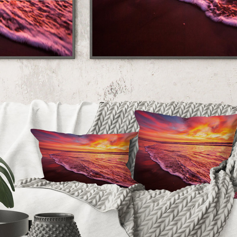 Coussin décoratif à imprimé nautique et côtier coucher de soleil rose foncé et jaune au-dessus de l'océan, 18 po x 18 po