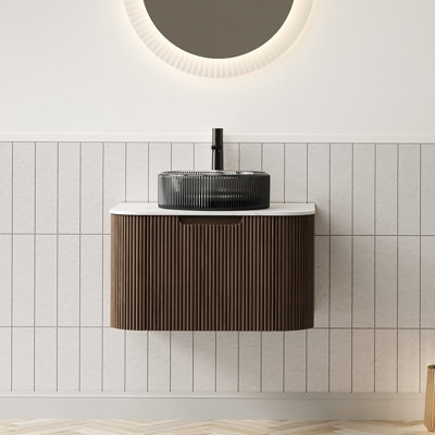 Meuble-lavabo 24 po, armoire de rangement en contreplaqué rayé à bords arrondis avec tiroir, lavabo rond en verre noir transparent et plateau fritté blanc de Carrare, pré-assemblé, grain de bois noyer foncé