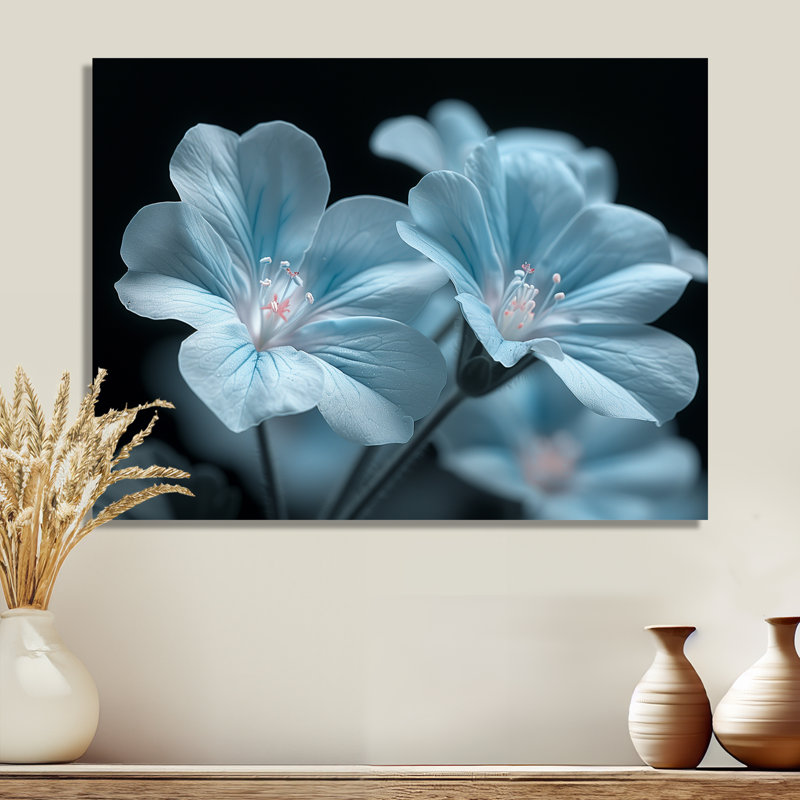 Photo romantique de géraniums noirs et bleus - Art mural géraniums, H 30 po x l 40 po, Sans cadre, métal