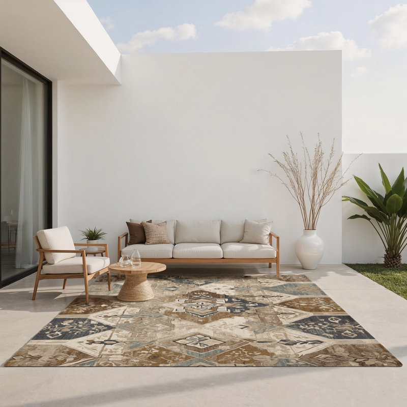 Majestic Emblem Indoor And Outdoor Area Rug, Rectangle 1'6" x 2'6"