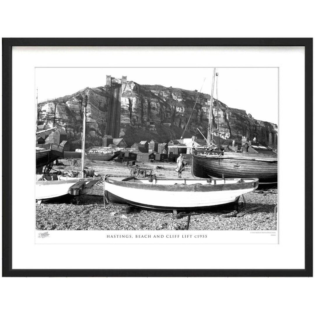 Gerahmtes Papierbild - Fotografie „Hastings, Beach and Cliff Lift C1955” von Francis Frith