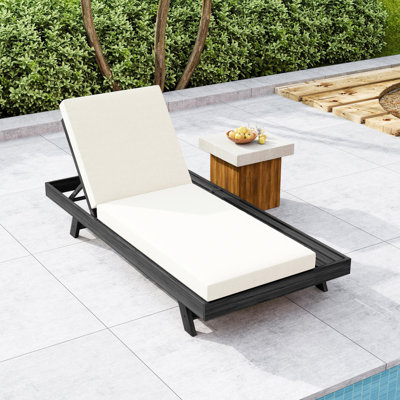 Chaise longue en bois, coussin crème, 4 pouces d'épaisseur, inclinable réglable, conception respirante, utilisation à l'extérieur, base à lattes d'eau pour la circulation de l'air, 4 inclinables, compatibilité