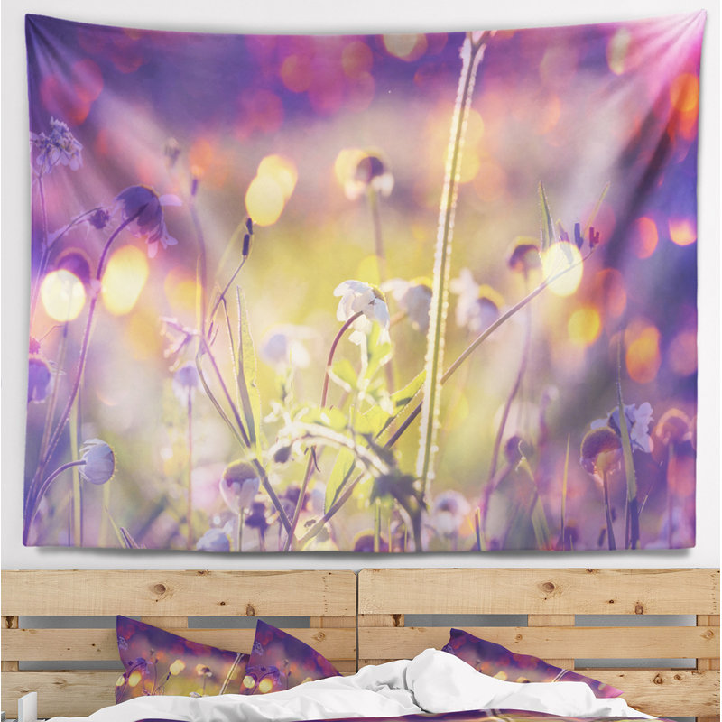 Fleurs florales dans un tapisserie pré, H 68 po x l 80 po