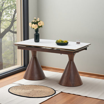 Table de salle à manger extensible avec plateau en pierre: plateau de table en marbre avec pieds fuselés en métal. Une table de salle à manger rectangulaire d'inspiration moderne et luxueuse pour un usage domestique
