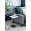 Table basse en forme de C peu encombrante avec plateau en marbre blanc et structure en aluminium doré, pour la chambre à coucher du salon
