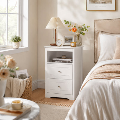 Un ensemble deux pièces de tables de chevet en bois blanc, avec tiroirs doubles et espace de rangement. De taille compacte, parfaite pour une chambre à coucher et peut également être utilisée comme table de téléphone.