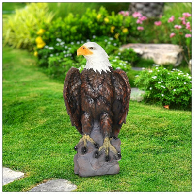 Statue de grand aigle chauve debout H 13 po x L 24,4 po, sculpture d'aigle américain peinte à la main, cour intérieure et extérieure, ornement à thème patriotique