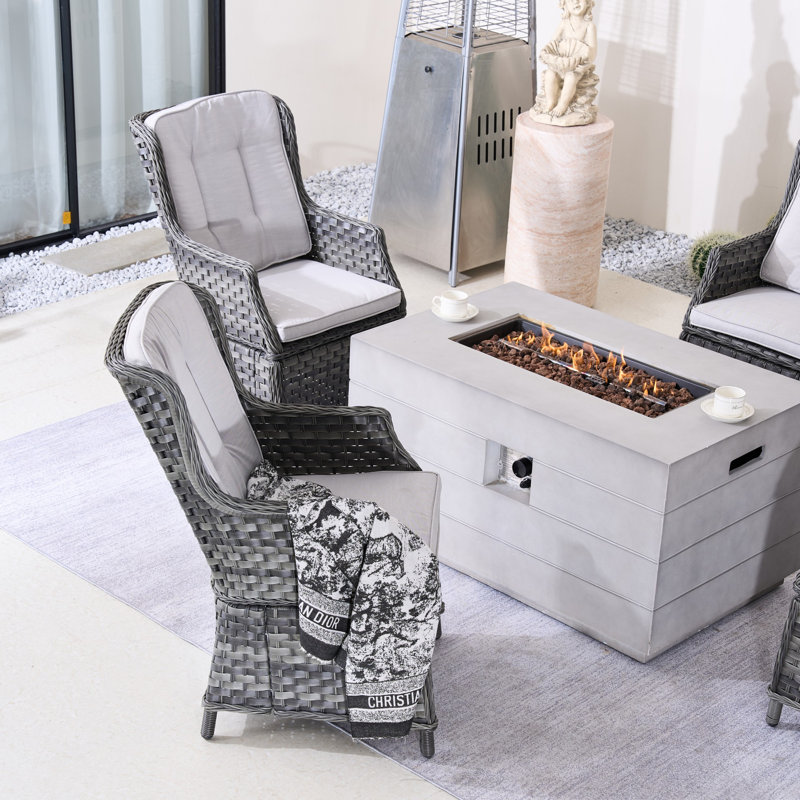 Ensemble repas extérieur pour 4 personnes avec coussins