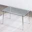 Ensemble de salle à manger moderne et minimaliste avec plateau en verre et pieds en métal argenté pour la cuisine et le salon