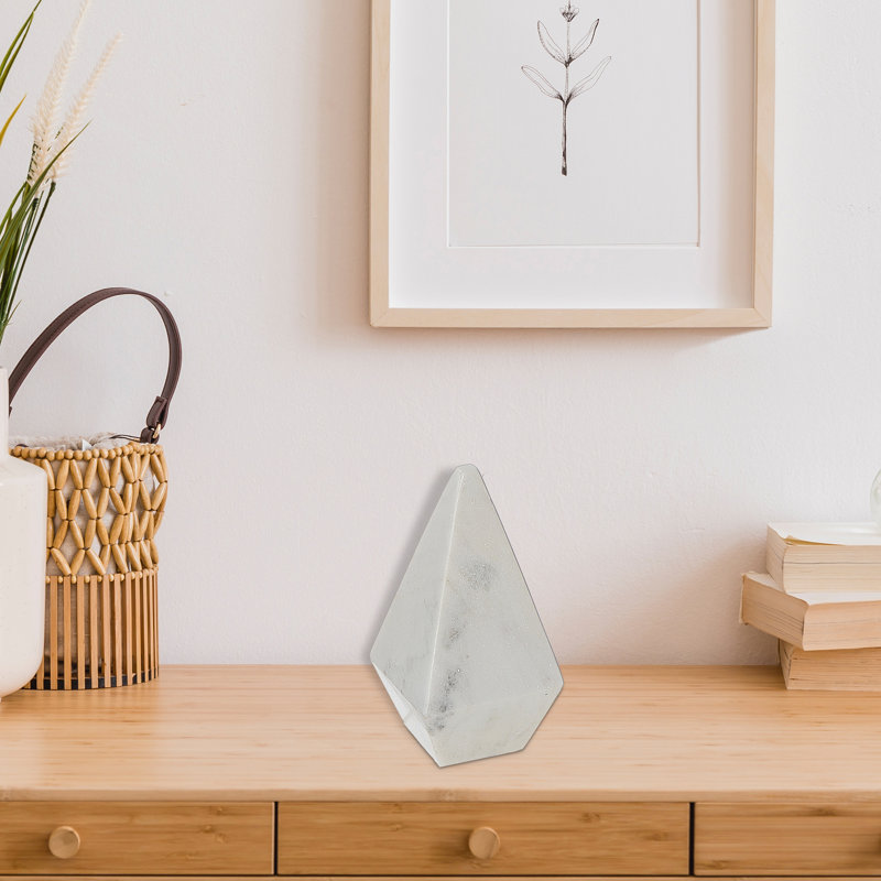 Décoration en forme de pyramide en marbre