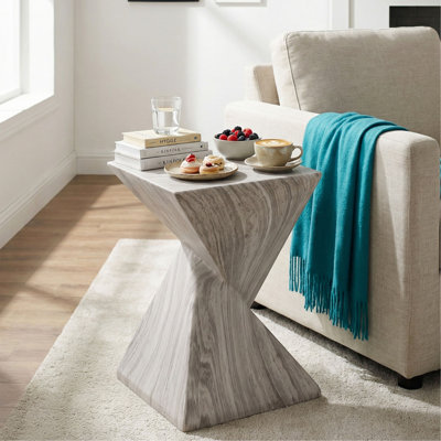 Table d'appoint en béton d'extérieur moderne de 18,5 po de hauteur, table de bout de patio avec motif cannelé sculptural, table d'appoint minimaliste géométrique résistante aux intempéries pour le jardin, le balcon et la piscine