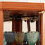 Vitrine d'angle éclairée en chêne foncé avec étagères réglables et fermetures magnétiques pour le rangement du vin à la maison ; idéale pour la décoration du salon.