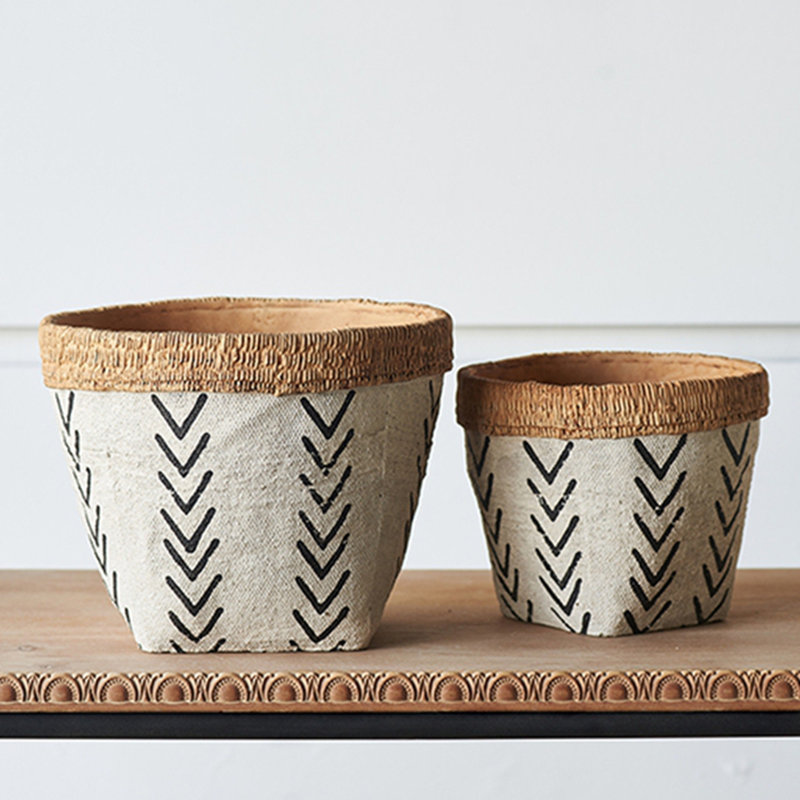 Ensemble de 2 jardinières en ciment blanches et brunes avec motif en V