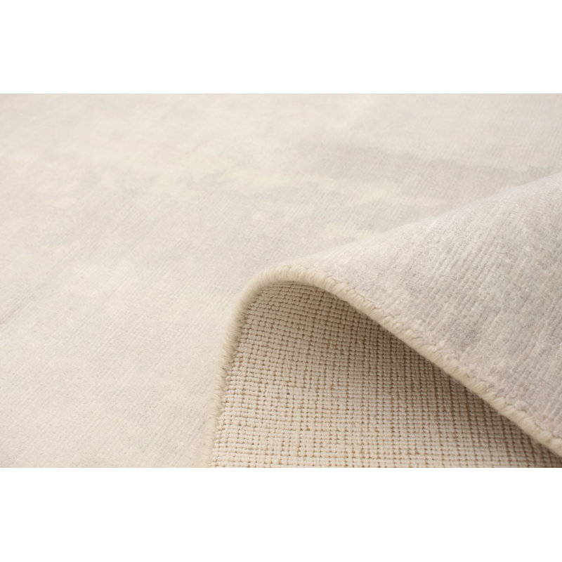 Tapis unique en viscose noué à la main des années 2010 couleur ivoire 5 pi 10 po x 7 pi 10 po Suazo