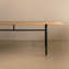 Ensemble de table de salle à manger en bois massif de style américain.-109025396