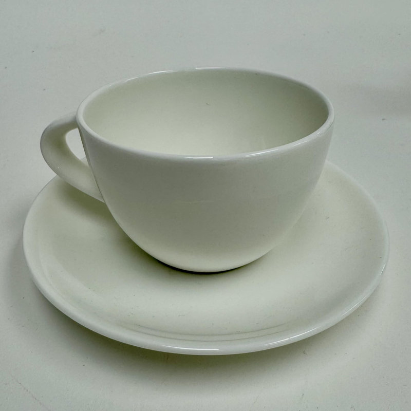 Vaisselle et service en porcelaine tendre. Service à thé 15 pièces, service pour 6, blanc classique
