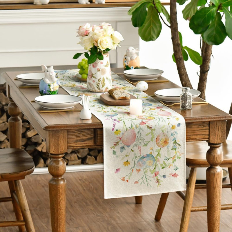 Chemin de table fleurs sauvages et œufs de Pâques