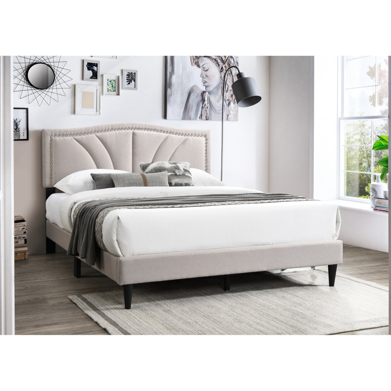 Lit plateforme brun en toile de jute avec tête de lit tapissier courbée et garniture cloutée pour le décor de la chambre à coucher