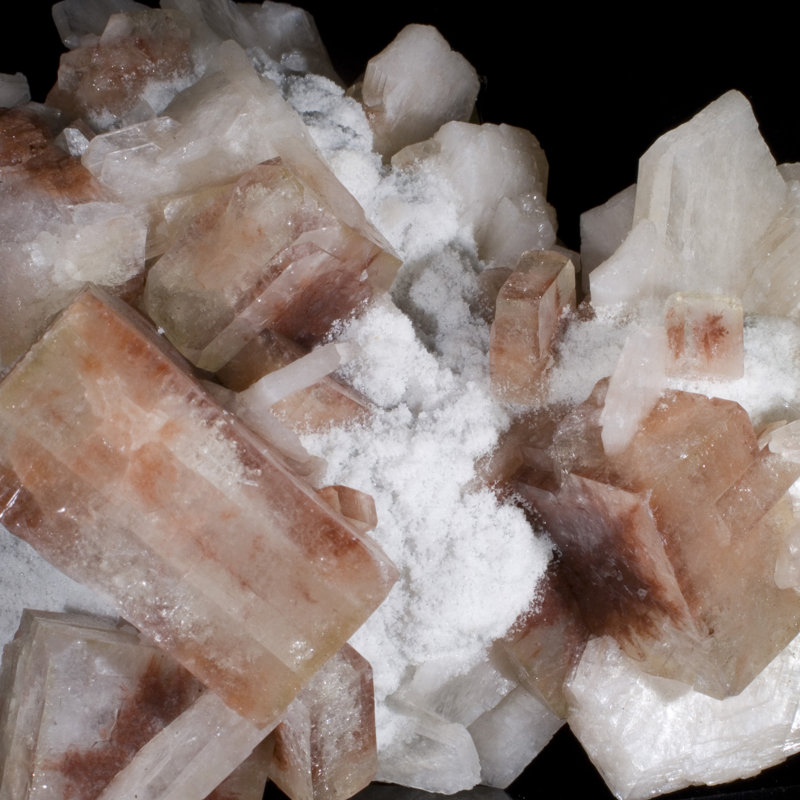Apophyllite exceptionnellement rare avec stilbite sur calcédoine