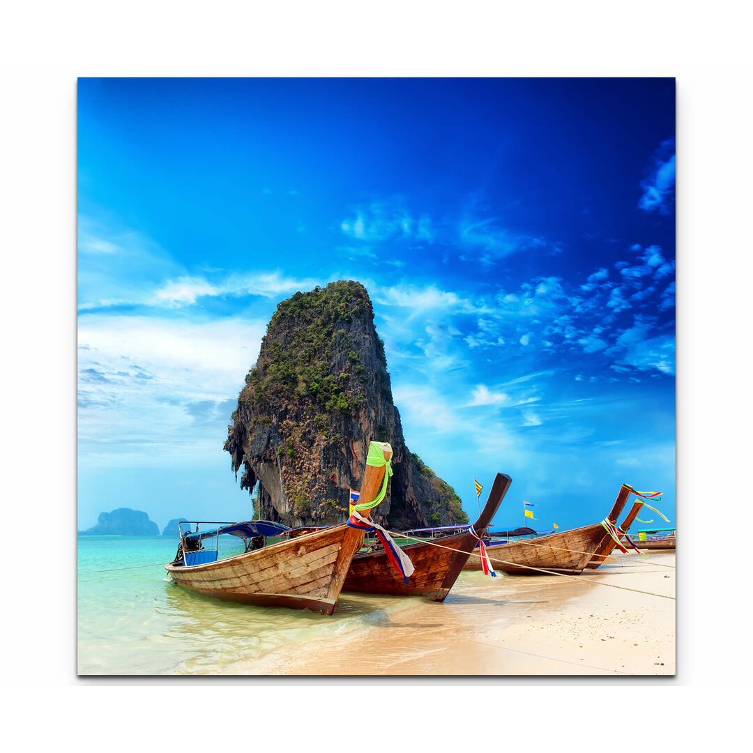 Leinwandbild Exotischer Sandstrand mit traditionellen Booten in Thailand