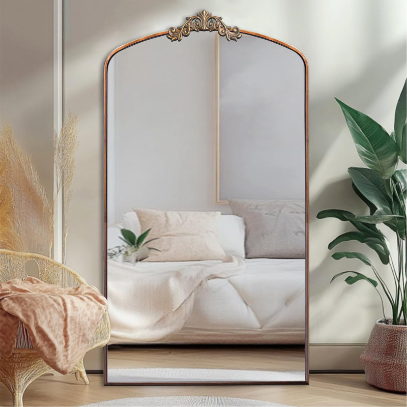 Miroir de plancher arqué rétro avec cadre en métal, idéal pour la décoration de la maison et un usage polyvalent.