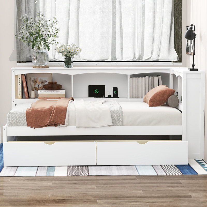 Lit de jour simple en blanc avec deux tiroirs de rangement et ports - Construction supplémentaire pour une chambre soignée
