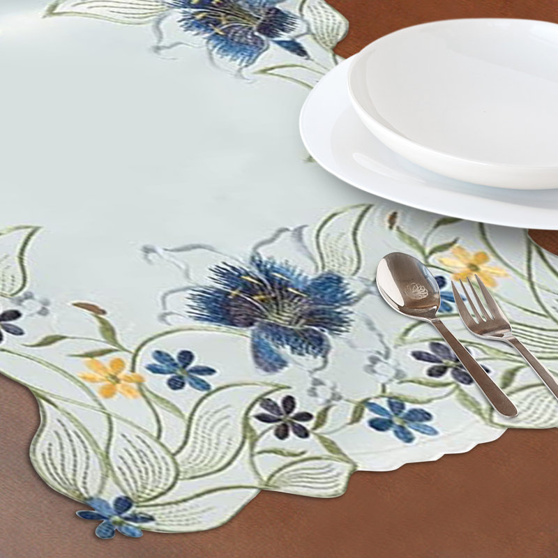 Chemin de table bleu Anner avec broderies et découpes