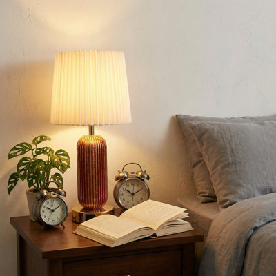 Lampe de table Mid-Century moderne en résine torsadée avec port de charge USB intégré, abat-jour en tissu plissé crème avec base en métal doré Lampe de table de chevet décorative pour le bureau de la chambre à coucher