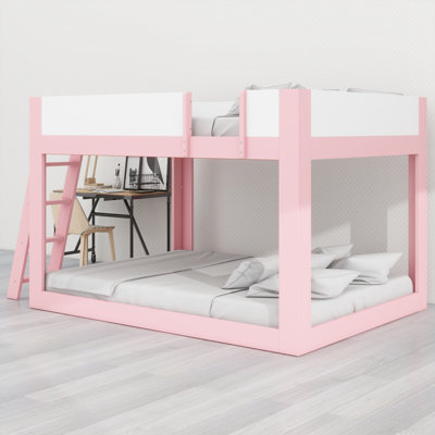 Un lit superposé avec échelle réversible et barrières de sécurité apporte un style bicolore moderne aux chambres d'enfants et aux espaces d'invités.