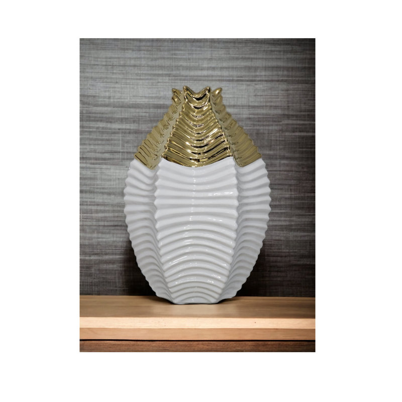 Vase blanc avec plateau doré