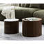 2 tables gigognes, table basse ronde de couleur noyer, table de salon élégante et spacieuse, espace salon / salon peu encombrant,