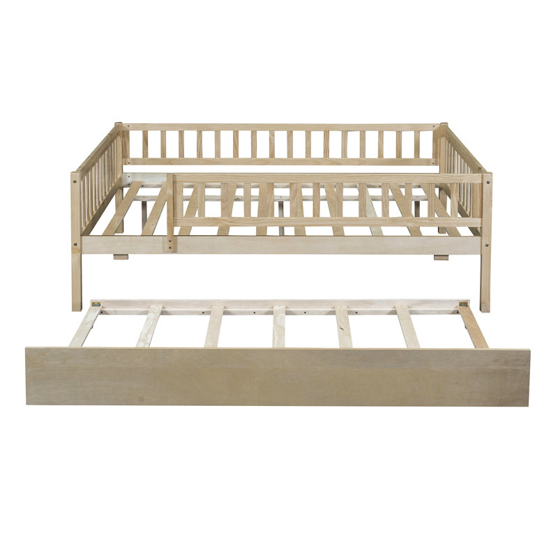 Lit de jour double en bois naturel avec lit gigogne et barrière de sécurité. Maximise l'utilisation de l'espace. . Aucun garde-corps requis. Offre une expérience de sommeil relaxante. .