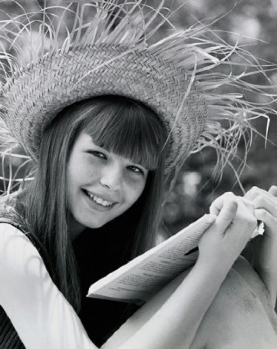 Portrait d'une adolescente tenant un livre et souriant, reproduction d'affiche (24 x 36)
