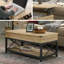 Table basse à plateau relevable, finition brune