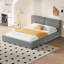 Grand lit plateforme moderne en velours gris avec espace de couchage stable et solide-420342815