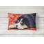 Coussin intérieur/extérieur pour chien sur fond rouge