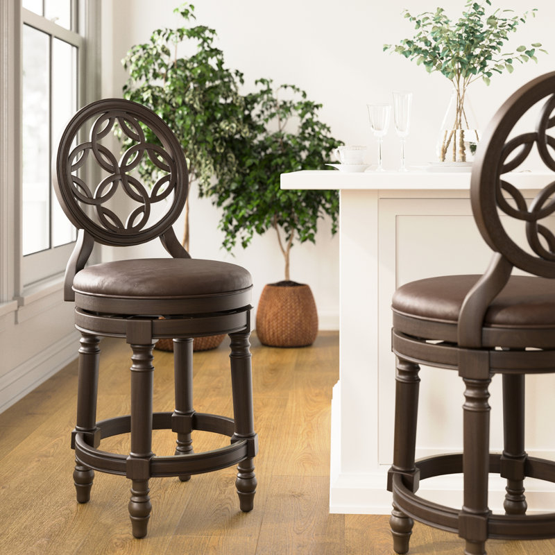 Tabouret de bar 26 po en bois au niveau du comptoir, pivotant à haut dossier, siège rond avec éléments décoratifs, retour à 180 degrés, pieds tournés, noyer riche, similicuir brun foncé, repose-pieds, facile