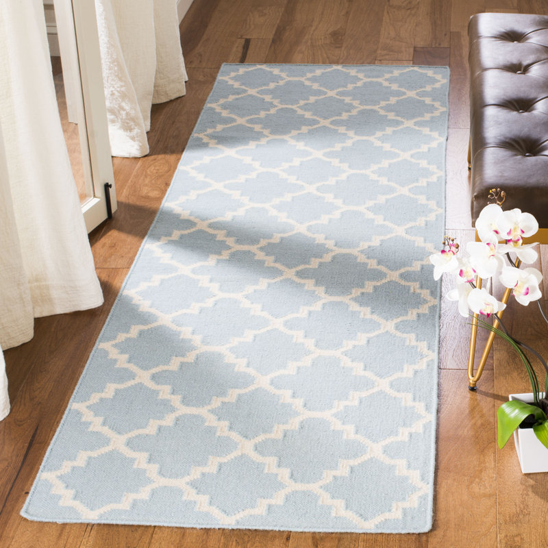 Tapis géométrique en laine / coton tissé à la main et à plat Mccall - bleu clair / ivoire, Tapis de couloir 2 pi 6 po x 10 pi