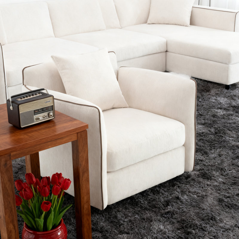 Chaise moderne en chenille beige avec coussin
