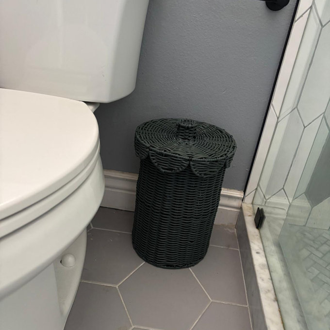 Fern Modern Bohemian Resin 2.9-Gallon Cylinder Wicker Wastebasket with Scalloped Lid - Dark Green