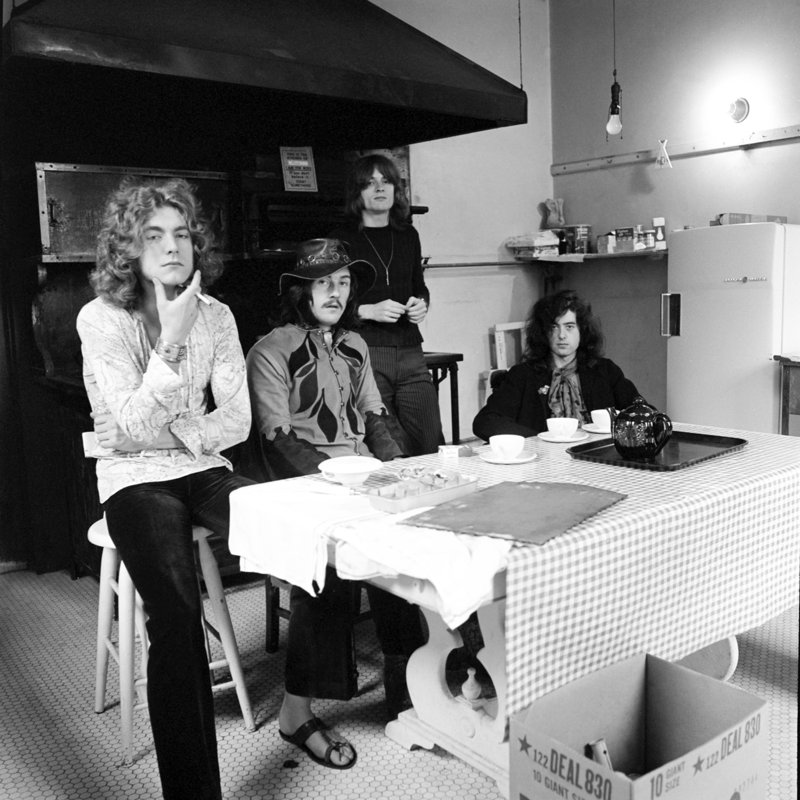 Led Zeppelin assis à une table de cuisine - photographie non encadrée, L 12 po x H 12 po